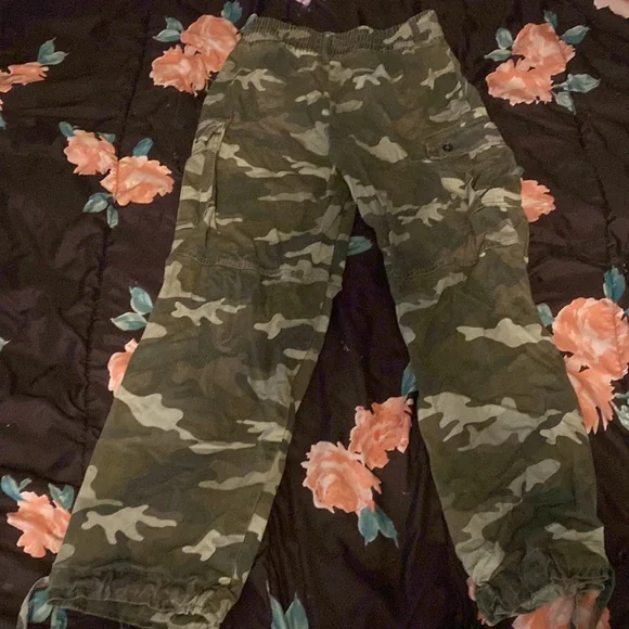 Camo woman’s pants - Picture 3 of 3